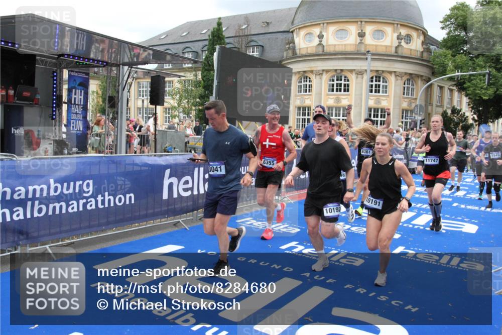 29.06.2025 - hella hamburg halbmarathon Michael Strokosch http://msf.ph/oto/8284680 29.06.2025 10:55:14 Ziel 1549, 1628, 2119, 2448, 3041, 3945, 4903, 6355, 6891, 8973, 9361, 9380, 10188, 10191, 10192, 10582, 11747, 11976, 12248, 12961, 14834, 15854, 16108, 16521, 16630, 18031, 18966 meine-sportfotos.de