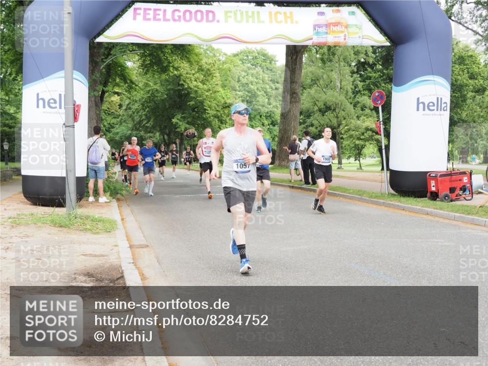 29.06.2025 - hella hamburg halbmarathon MichiJ http://msf.ph/oto/8284752 29.06.2025 10:32:42 Zwischen KM18-KM19 1057, 3098, 5047, 6903, 7710, 9302, 15512, 16062, 17748, 18942 meine-sportfotos.de