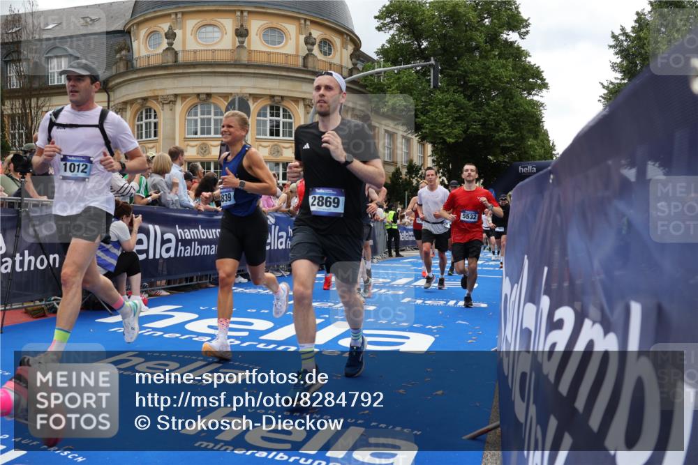 29.06.2025 - hella hamburg halbmarathon Strokosch-Dieckow http://msf.ph/oto/8284792 29.06.2025 10:47:30 Ziel 51, 1012, 1070, 1320, 1592, 1696, 2274, 2284, 2839, 2869, 2953, 3304, 5532, 5650, 5889, 6009, 8023, 8234, 8693, 8852, 8927, 9305, 10423, 10969, 11021, 11077, 12870, 13223, 13303, 14618, 14619, 15350, 15451, 15479, 15923, 16819, 17846, 17905, 18104, 18758, 18970, 18974, 19181 meine-sportfotos.de