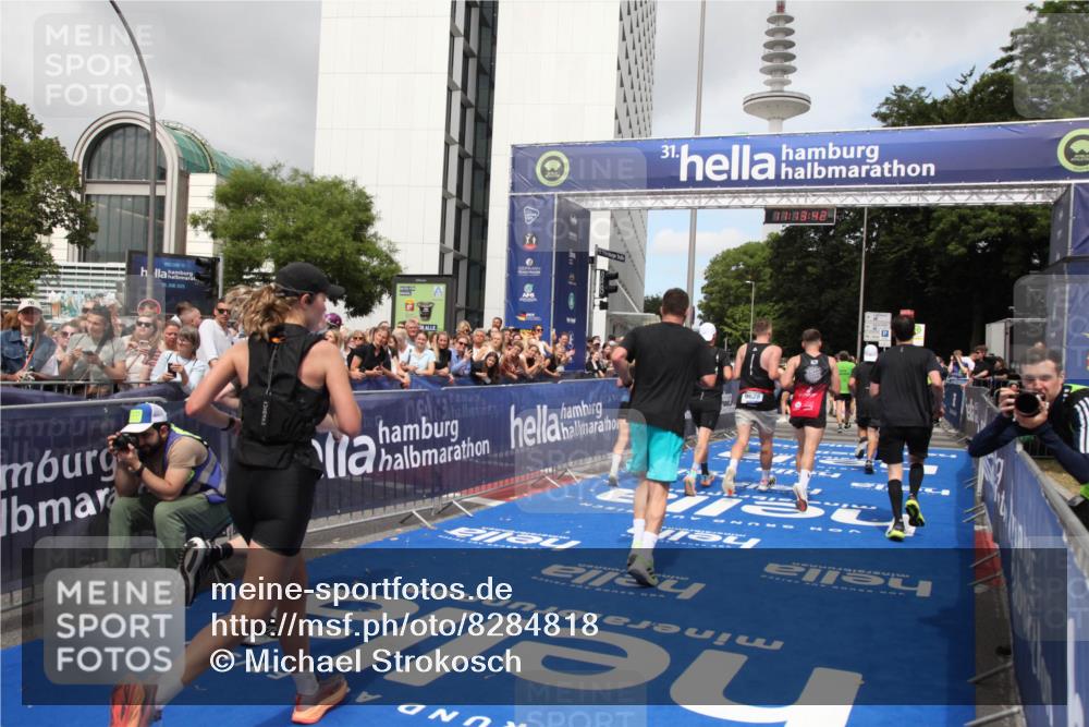 29.06.2025 - hella hamburg halbmarathon Michael Strokosch http://msf.ph/oto/8284818 29.06.2025 11:13:41 Ziel 1213, 2032, 3513, 10283, 10990, 12893, 14423, 15889, 16024, 16287, 16288, 16348, 16473, 16554, 18564, 18913 meine-sportfotos.de