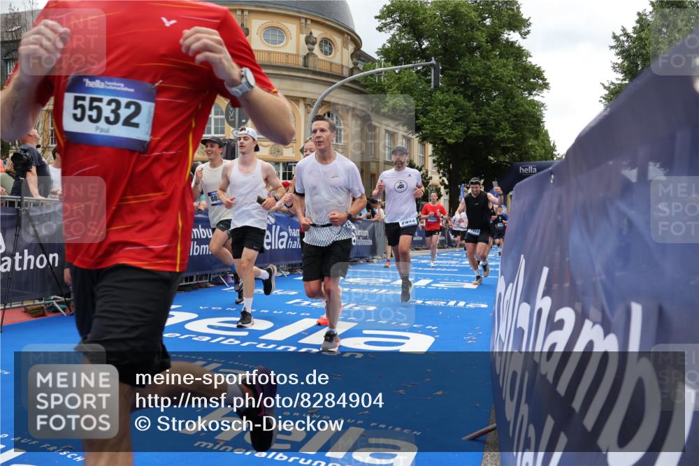 29.06.2025 - hella hamburg halbmarathon Strokosch-Dieckow http://msf.ph/oto/8284904 29.06.2025 10:47:31 Ziel 51, 1012, 1070, 1320, 1592, 1696, 2284, 2839, 2869, 2953, 3304, 5532, 5650, 5889, 6009, 8023, 8234, 8693, 8852, 8927, 9305, 10969, 11021, 12870, 13223, 13303, 14618, 14619, 15350, 15451, 15479, 15923, 16819, 17846, 17905, 18104, 18758, 18970, 18974, 19181 meine-sportfotos.de