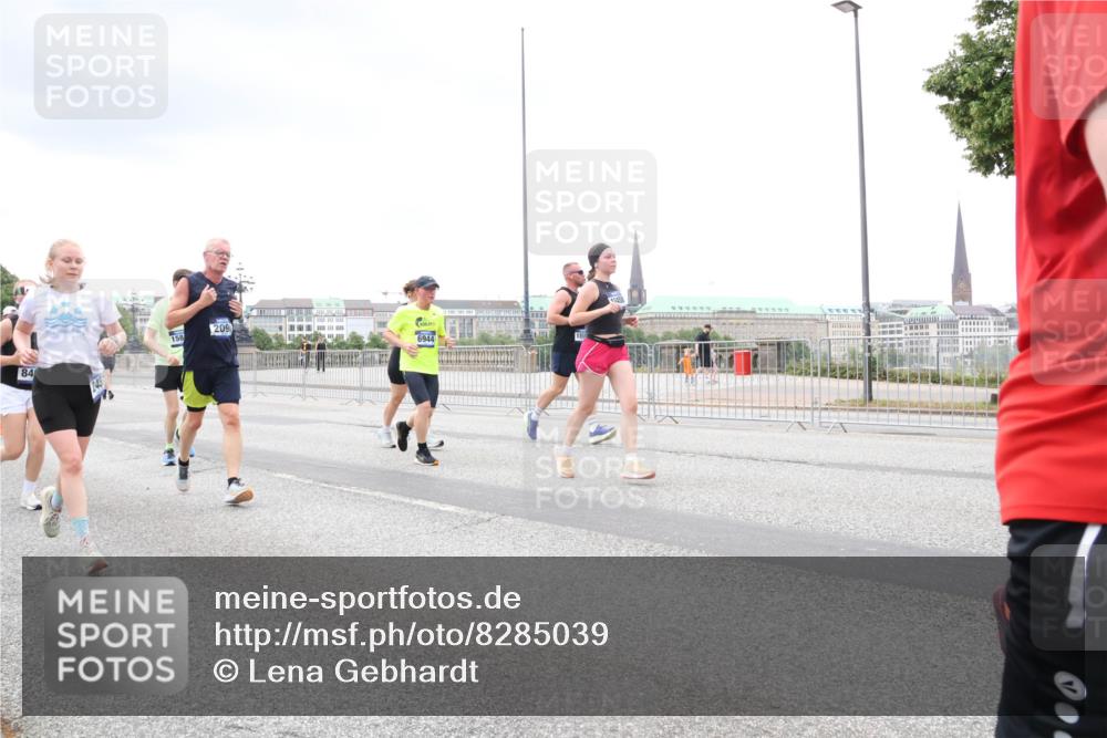 29.06.2025 - hella hamburg halbmarathon Lena Gebhardt http://msf.ph/oto/8285039 29.06.2025 10:55:18 Lombardsbrücke 84, 245, 158, 209, 6944, 1013, 1616, 1873, 1917, 2090, 2452, 3002, 3115, 3157, 3274, 3577, 4039, 4191, 4192, 4628, 5040, 5392, 5483, 5487, 5727, 6395, 6396, 6839, 6944, 7219, 7238, 7548, 7680, 7766, 8403, 8519, 8626, 9596, 9614, 9618, 9857, 9858, 10109, 10458, 10559, 10686, 10885, 11109, 11737, 11788, 11908, 12147, 12148, 12240, 12902, 13098, 13230, 13548, 13944, 13945, 13979, 13980, 14515, 14727, 15152, 15160, 16385 meine-sportfotos.de