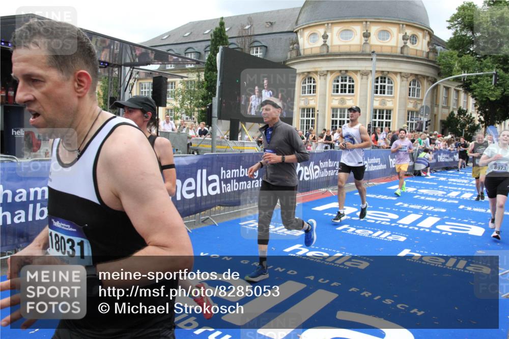 29.06.2025 - hella hamburg halbmarathon Michael Strokosch http://msf.ph/oto/8285053 29.06.2025 10:55:19 Ziel 1549, 1628, 2119, 4903, 5643, 6723, 6891, 8973, 10188, 10263, 10582, 11184, 12526, 13470, 14834, 15854, 16521, 18031, 18290, 18380, 18531, 18966 meine-sportfotos.de
