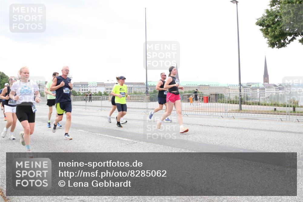 29.06.2025 - hella hamburg halbmarathon Lena Gebhardt http://msf.ph/oto/8285062 29.06.2025 10:55:18 Lombardsbrücke 8403, 245, 1584, 2090, 944, 1013, 1616, 1873, 1917, 2090, 2452, 3002, 3115, 3157, 3274, 3577, 4039, 4191, 4192, 4628, 5040, 5392, 5483, 5487, 5727, 6395, 6396, 6839, 6944, 7219, 7238, 7548, 7680, 7766, 8403, 8519, 8626, 9596, 9614, 9618, 9857, 9858, 10109, 10458, 10559, 10686, 10885, 11109, 11737, 11788, 11908, 12147, 12148, 12240, 12902, 13098, 13230, 13548, 13944, 13945, 13979, 13980, 14515, 14727, 15152, 15160, 16385 meine-sportfotos.de