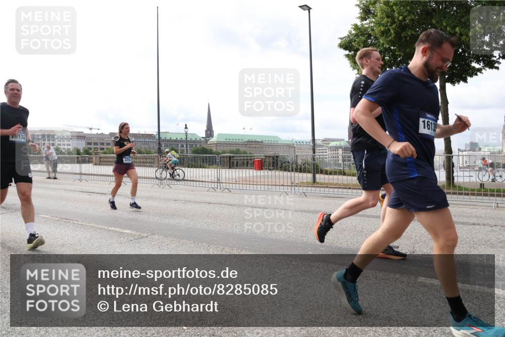 29.06.2025 - hella hamburg halbmarathon Lena Gebhardt http://msf.ph/oto/8285085 29.06.2025 10:20:48 Lombardsbrücke 9132, 1613, 1011, 1046, 1069, 1471, 1474, 2053, 2101, 2325, 2383, 2478, 2834, 2923, 2945, 3247, 3733, 3781, 3813, 4082, 4154, 4166, 4288, 4350, 4422, 4754, 4869, 5041, 5061, 5181, 5625, 5767, 5831, 6608, 6951, 7018, 7131, 7228, 7608, 8025, 8113, 8588, 8724, 8940, 9005, 9011, 9236, 9722, 9873, 9981, 10041, 10050, 10350, 10585, 10602, 10613, 10647, 11100, 11145, 11603, 11835, 11995, 12175, 12694, 12844, 13057, 13508 meine-sportfotos.de