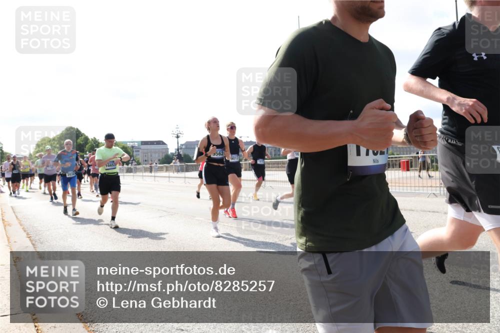 29.06.2025 - hella hamburg halbmarathon Lena Gebhardt http://msf.ph/oto/8285257 29.06.2025 09:58:21 Lombardsbrücke 16653, 562, 2034, 9012, 1034, 1179, 1190, 1258, 1285, 1320, 1321, 1335, 1815, 1870, 2029, 2034, 2070, 2138, 2397, 2417, 2518, 2612, 2636, 2656, 2711, 3041, 3091, 3097, 3114, 3251, 3819, 3859, 4152, 4814, 4903, 5093, 5259, 5378, 5672, 5721, 5775, 5894, 6164, 6272, 6433, 6580, 6592, 6628, 6754, 6759, 6877, 6897, 7065, 7409, 7509, 7646, 7724, 7856, 7896, 8154, 8311, 8393, 8508, 8590, 8825, 9012, 9057, 9562, 9656, 10084 meine-sportfotos.de