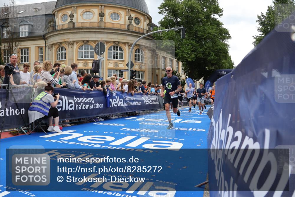 29.06.2025 - hella hamburg halbmarathon Strokosch-Dieckow http://msf.ph/oto/8285272 29.06.2025 10:47:39 Ziel 1070, 1320, 1696, 2284, 2340, 2708, 5889, 5915, 6009, 7962, 8023, 8927, 10969, 10988, 11283, 12679, 13948, 14618, 14619, 15451, 15478, 16205, 17229, 18104, 18430, 18970, 19181 meine-sportfotos.de