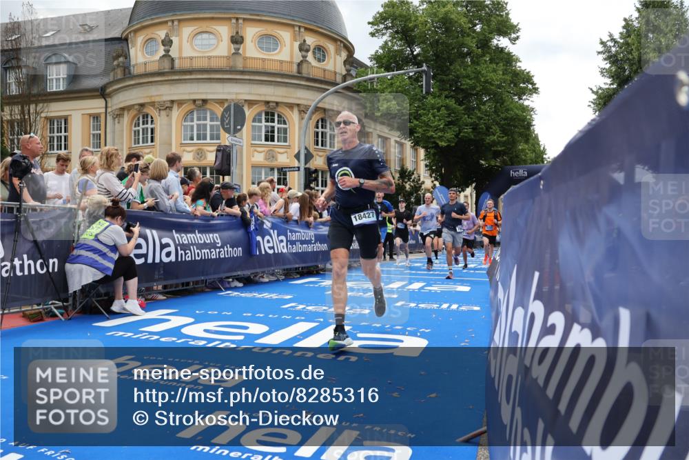 29.06.2025 - hella hamburg halbmarathon Strokosch-Dieckow http://msf.ph/oto/8285316 29.06.2025 10:47:40 Ziel 1320, 1696, 2284, 2340, 2708, 5889, 5915, 6009, 7962, 8564, 8927, 10969, 10988, 11283, 12679, 13948, 14383, 14618, 14619, 15451, 15478, 16205, 17229, 18104, 18430, 18970, 19181 meine-sportfotos.de