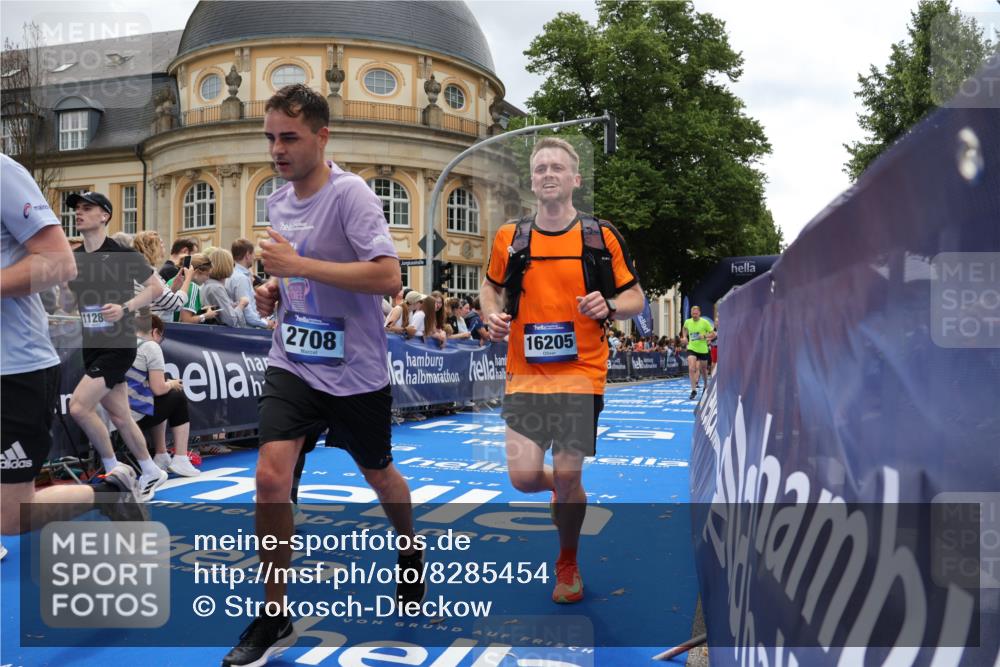 29.06.2025 - hella hamburg halbmarathon Strokosch-Dieckow http://msf.ph/oto/8285454 29.06.2025 10:47:43 Ziel 2340, 2708, 5915, 7962, 8564, 10988, 11283, 11961, 12679, 13948, 14383, 14618, 15478, 16205, 17229, 18356, 18430, 18836, 18970 meine-sportfotos.de