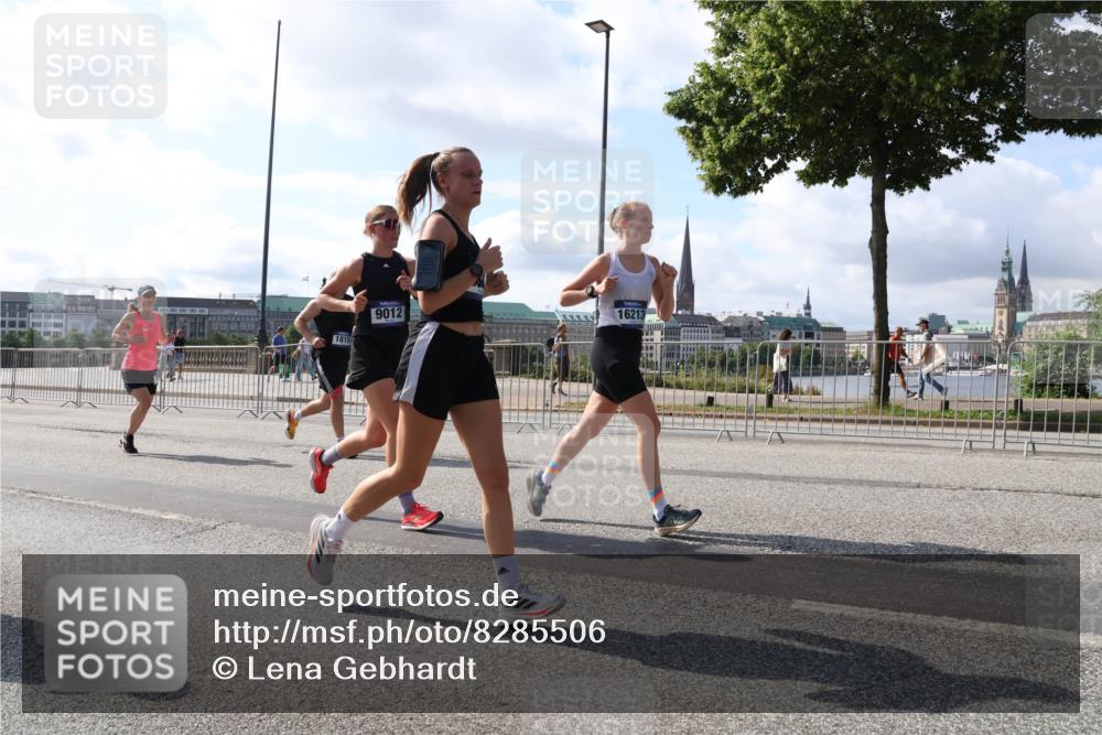 29.06.2025 - hella hamburg halbmarathon Lena Gebhardt http://msf.ph/oto/8285506 29.06.2025 09:58:22 Lombardsbrücke 1815, 9012, 16213, 1034, 1179, 1190, 1258, 1285, 1321, 1335, 1815, 2029, 2034, 2070, 2138, 2397, 2417, 2518, 2612, 2636, 2656, 2711, 3041, 3091, 3097, 3114, 3251, 3819, 3859, 4152, 4167, 4814, 4903, 5093, 5259, 5378, 5672, 5721, 5894, 6164, 6272, 6433, 6580, 6592, 6754, 6759, 6877, 6897, 7065, 7409, 7509, 7646, 7716, 7724, 7856, 7896, 8154, 8311, 8393, 8508, 8590, 8825, 9012, 9057, 9562, 9656, 10084 meine-sportfotos.de