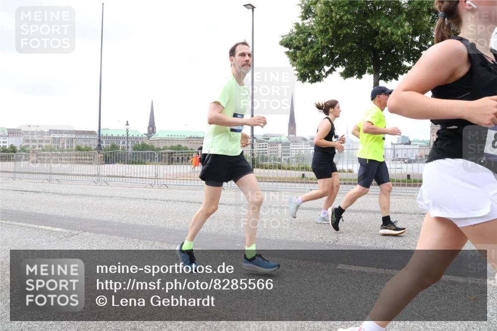 29.06.2025 - hella hamburg halbmarathon Lena Gebhardt http://msf.ph/oto/8285566 29.06.2025 10:55:20 Lombardsbrücke 1013, 1616, 1873, 1917, 2090, 2452, 3002, 3115, 3157, 3274, 3577, 4039, 4191, 4192, 4628, 5040, 5392, 5483, 5487, 5727, 6395, 6396, 6839, 6944, 7219, 7238, 7548, 7680, 7766, 8403, 8519, 8626, 9596, 9614, 9618, 9857, 9858, 10094, 10109, 10458, 10559, 10686, 10885, 11109, 11737, 11788, 11908, 12147, 12148, 12902, 13098, 13230, 13548, 13979, 13980, 14515, 14727, 15152, 15160, 16385 meine-sportfotos.de