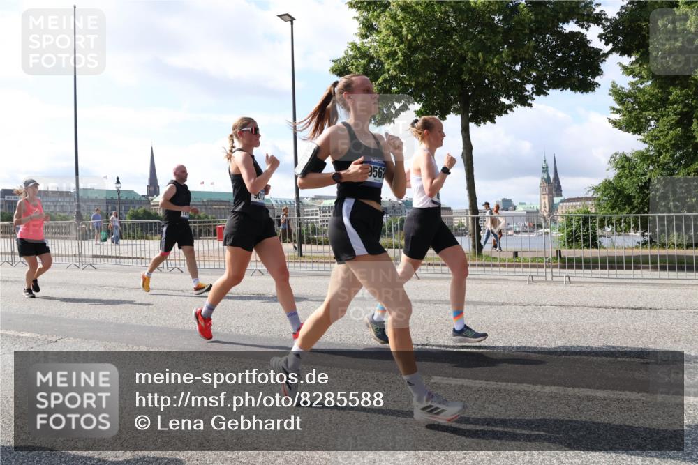 29.06.2025 - hella hamburg halbmarathon Lena Gebhardt http://msf.ph/oto/8285588 29.06.2025 09:58:22 Lombardsbrücke 01, 562, 1034, 1179, 1190, 1258, 1285, 1321, 1335, 1815, 2029, 2034, 2070, 2138, 2397, 2417, 2518, 2612, 2636, 2656, 2711, 3041, 3091, 3097, 3114, 3251, 3819, 3859, 4152, 4167, 4814, 4903, 5093, 5259, 5378, 5672, 5721, 5894, 6164, 6272, 6433, 6580, 6592, 6754, 6759, 6877, 6897, 7065, 7409, 7509, 7646, 7716, 7724, 7856, 7896, 8154, 8311, 8393, 8508, 8590, 8825, 9012, 9057, 9562, 9656, 10084 meine-sportfotos.de