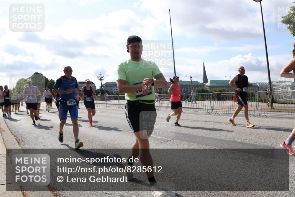 29.06.2025 - hella hamburg halbmarathon Lena Gebhardt http://msf.ph/oto/8285612 29.06.2025 09:58:22 Lombardsbrücke 16409, 1190, 6272, 2034, 1034, 1179, 1190, 1258, 1285, 1321, 1335, 1815, 2029, 2034, 2070, 2138, 2397, 2417, 2518, 2612, 2636, 2656, 2711, 3041, 3091, 3097, 3114, 3251, 3819, 3859, 4152, 4167, 4814, 4903, 5093, 5259, 5378, 5672, 5721, 5894, 6164, 6272, 6433, 6580, 6592, 6754, 6759, 6877, 6897, 7065, 7409, 7509, 7646, 7716, 7724, 7856, 7896, 8154, 8311, 8393, 8508, 8590, 8825, 9012, 9057, 9562, 9656, 10084 meine-sportfotos.de