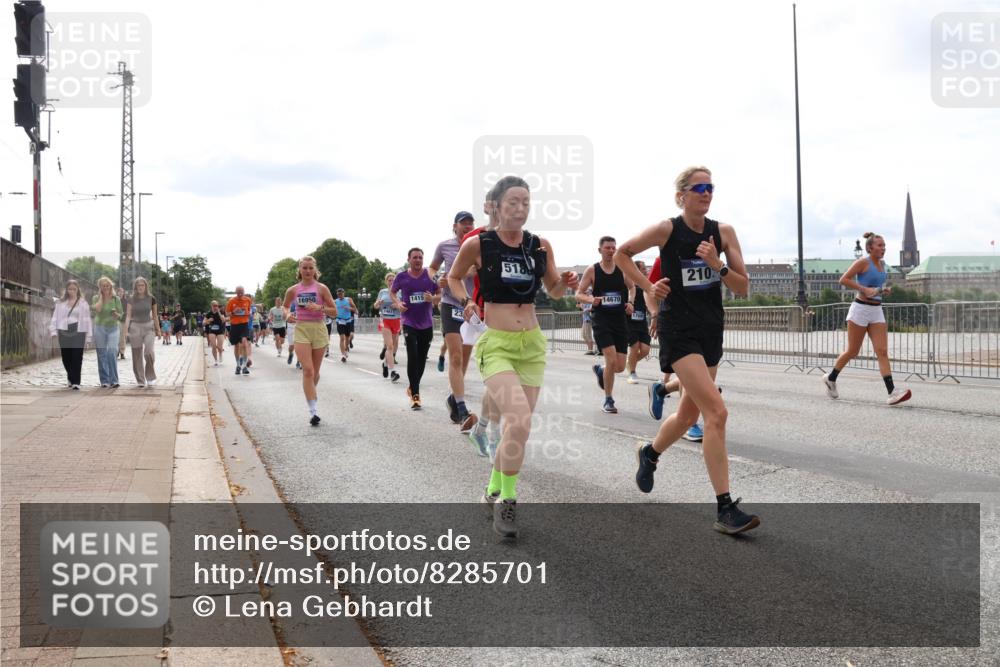 29.06.2025 - hella hamburg halbmarathon Lena Gebhardt http://msf.ph/oto/8285701 29.06.2025 10:20:51 Lombardsbrücke 16950, 14611, 1415, 518, 14670, 210, 1011, 1266, 1471, 1658, 2053, 2101, 2325, 2383, 2478, 2834, 2923, 2945, 3161, 3247, 3453, 3733, 3781, 3813, 4082, 4154, 4166, 4288, 4350, 4422, 4754, 4869, 5041, 5061, 5181, 5625, 5767, 6275, 6308, 6608, 6951, 7131, 7228, 7608, 8113, 8588, 8724, 8726, 8940, 9005, 9011, 9108, 9236, 9722, 9981, 10041, 10050, 10350, 10585, 10602, 10613, 10647, 11100, 11145, 11603, 11835, 11995, 12175, 12694, 12844, 13057, 13508 meine-sportfotos.de