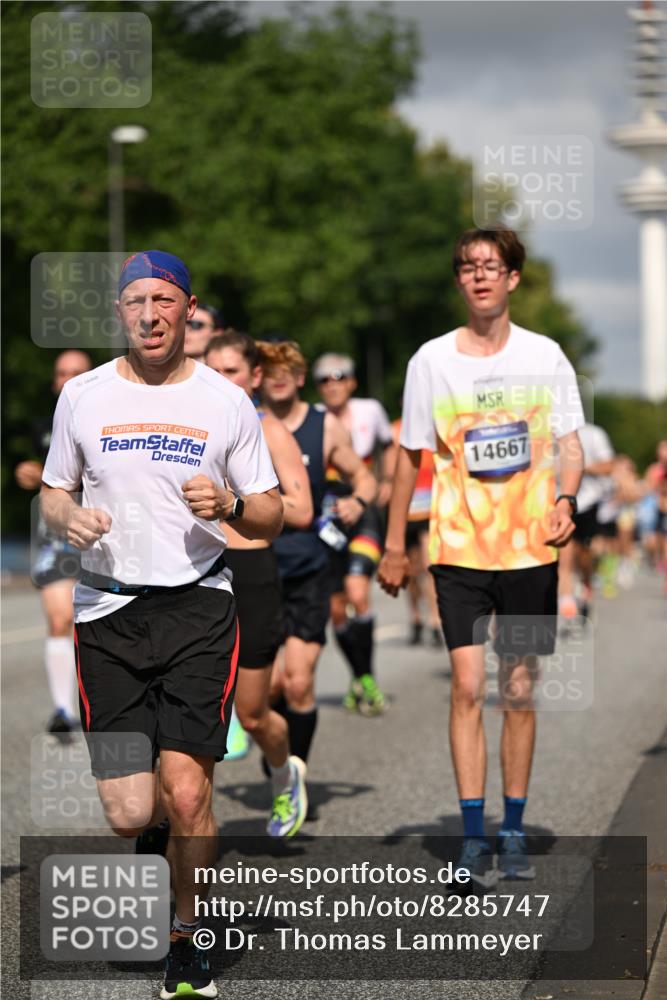 29.06.2025 - hella hamburg halbmarathon Dr. Thomas Lammeyer http://msf.ph/oto/8285747 29.06.2025 09:53:19 Kennedybrücke 1343, 1445, 1800, 1975, 2324, 2573, 2949, 3136, 3282, 3431, 4303, 4425, 5248, 5889, 6123, 6682, 7495, 7796, 8370, 8465, 8925, 9264, 9265, 9296, 9914, 10930 meine-sportfotos.de