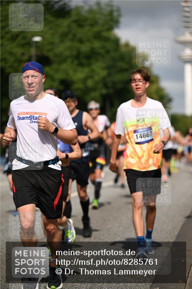 29.06.2025 - hella hamburg halbmarathon Dr. Thomas Lammeyer http://msf.ph/oto/8285761 29.06.2025 09:53:19 Kennedybrücke 1343, 1445, 1800, 1975, 2324, 2573, 2949, 3136, 3282, 3431, 4303, 4425, 5248, 5889, 6123, 6682, 7495, 7796, 8370, 8465, 8925, 9264, 9265, 9296, 9914, 10930 meine-sportfotos.de
