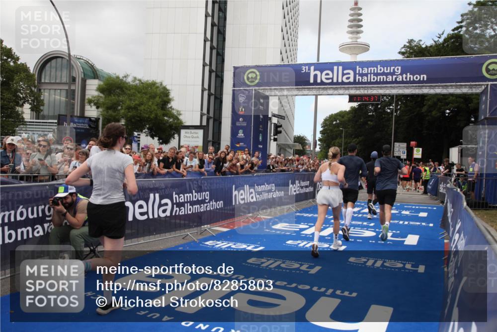 29.06.2025 - hella hamburg halbmarathon Michael Strokosch http://msf.ph/oto/8285803 29.06.2025 11:14:36 Ziel 1244, 3687, 4478, 6128, 7897, 9834, 10092, 11904, 11905, 15214, 15861, 16376, 17527, 17571, 17949 meine-sportfotos.de