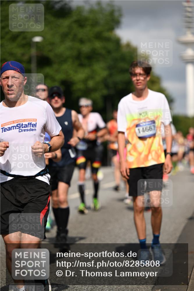 29.06.2025 - hella hamburg halbmarathon Dr. Thomas Lammeyer http://msf.ph/oto/8285808 29.06.2025 09:53:19 Kennedybrücke 1343, 1445, 1800, 1975, 2324, 2573, 2949, 3136, 3282, 3431, 4303, 4425, 5248, 5889, 6123, 6682, 7495, 7796, 8370, 8465, 8925, 9264, 9265, 9296, 9914, 10930 meine-sportfotos.de