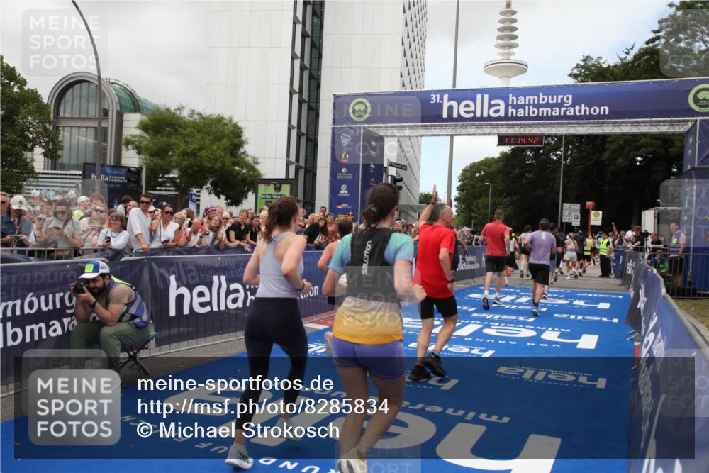 29.06.2025 - hella hamburg halbmarathon Michael Strokosch http://msf.ph/oto/8285834 29.06.2025 11:14:41 Ziel 1244, 1245, 1575, 4478, 5986, 6024, 6128, 6254, 7442, 7897, 8309, 8707, 10183, 11752, 13179, 15214, 15861, 16376, 17350, 17567, 17949 meine-sportfotos.de