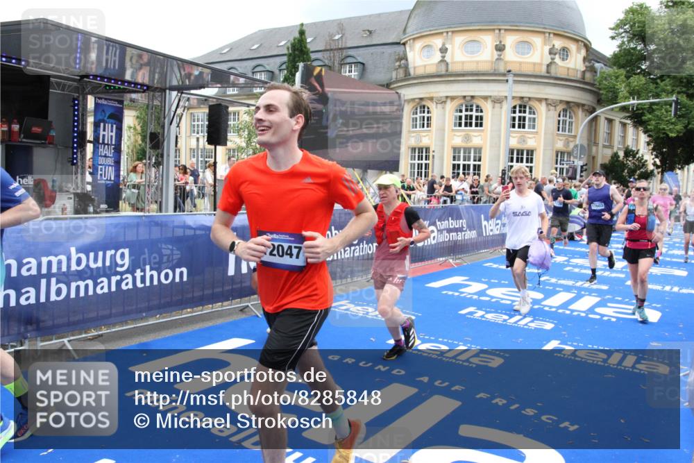 29.06.2025 - hella hamburg halbmarathon Michael Strokosch http://msf.ph/oto/8285848 29.06.2025 10:55:29 Ziel 1130, 2252, 2771, 4189, 4951, 5287, 5319, 6591, 6938, 8487, 13234, 13236, 16213, 16334, 16609, 16985, 17603, 17940 meine-sportfotos.de