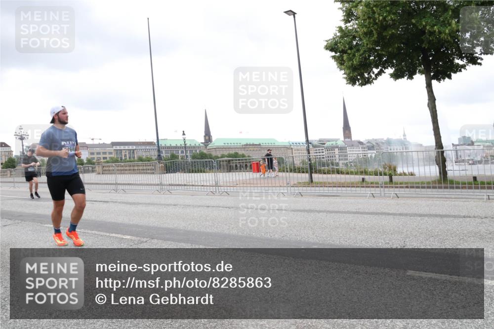 29.06.2025 - hella hamburg halbmarathon Lena Gebhardt http://msf.ph/oto/8285863 29.06.2025 10:55:21 Lombardsbrücke 7210, 766, 1013, 1616, 1873, 1917, 2090, 2452, 3002, 3115, 3157, 3274, 3577, 4039, 4191, 4192, 4628, 5040, 5392, 5483, 5487, 5727, 6395, 6396, 6839, 6944, 7219, 7238, 7548, 7680, 7766, 8403, 8519, 8626, 9596, 9614, 9618, 9857, 9858, 10094, 10109, 10458, 10559, 10686, 10885, 11109, 11737, 11788, 11908, 12147, 12148, 12902, 13098, 13230, 13548, 13979, 13980, 14515, 14727, 15152, 15160, 16385 meine-sportfotos.de