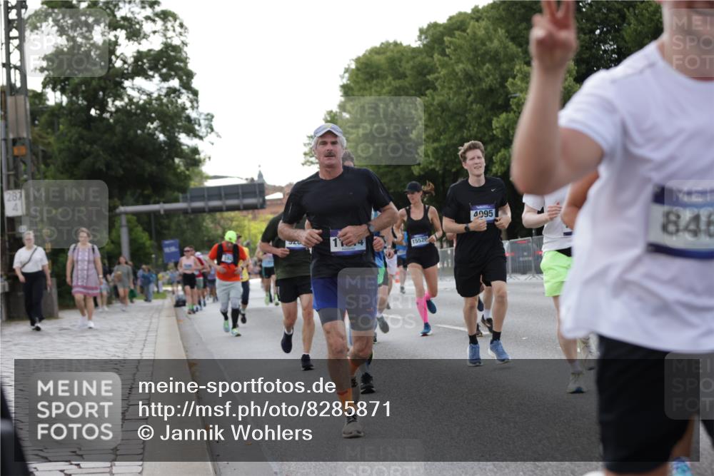 29.06.2025 - hella hamburg halbmarathon Jannik Wohlers http://msf.ph/oto/8285871 29.06.2025 10:03:29 Lombardsbrücke 1032, 1355, 1367, 2277, 4095, 4488, 5363, 5613, 7006, 7306, 7485, 8469, 8727, 9280, 9899, 11402, 11614, 12336, 12653, 13173, 15520, 16113, 16621, 17098, 17955, 18111, 18985 meine-sportfotos.de