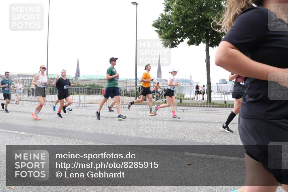29.06.2025 - hella hamburg halbmarathon Lena Gebhardt http://msf.ph/oto/8285915 29.06.2025 10:46:36 Lombardsbrücke 1363, 1371, 1375, 1429, 1465, 1532, 1608, 1720, 1837, 1999, 2162, 2320, 2500, 2697, 2813, 2951, 3277, 3406, 3407, 3410, 3469, 3734, 3823, 4119, 4202, 4296, 4342, 4355, 4448, 4604, 5697, 5700, 5854, 6068, 6124, 6161, 6740, 7303, 7364, 7368, 7374, 7412, 7767, 7827, 7960, 7983, 8047, 8477, 8551, 8553, 8700, 9129, 9337, 9445, 9691, 10153, 10230, 11361, 11910, 12298, 12333, 12507, 12522, 13969, 14261, 15852, 16882, 16987 meine-sportfotos.de