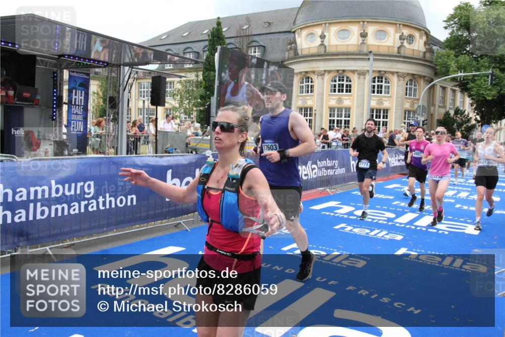 29.06.2025 - hella hamburg halbmarathon Michael Strokosch http://msf.ph/oto/8286059 29.06.2025 10:55:31 Ziel 1130, 2252, 2771, 4951, 5287, 5319, 6591, 6938, 12584, 13234, 13267, 14036, 14592, 16213, 16334, 16609, 17603, 17940 meine-sportfotos.de