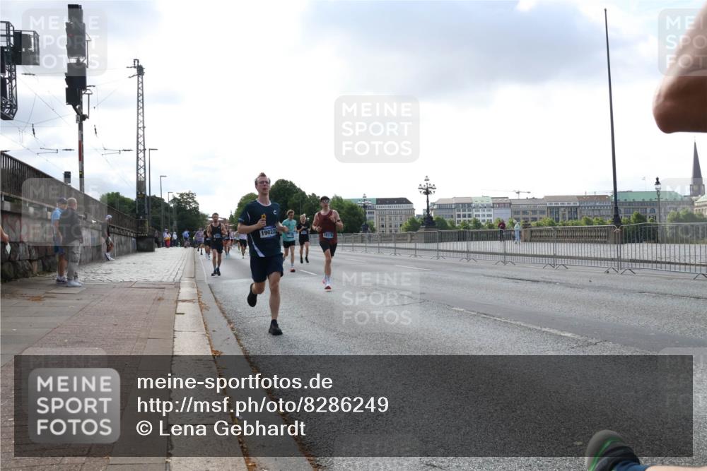 29.06.2025 - hella hamburg halbmarathon Lena Gebhardt http://msf.ph/oto/8286249 29.06.2025 09:45:56 Lombardsbrücke 19022, 19118, 1080, 1686, 1707, 1894, 2460, 2525, 2689, 3809, 4129, 4463, 4679, 4698, 4749, 4812, 5042, 5187, 5550, 6169, 6358, 6495, 6878, 7055, 7186, 7389, 7880, 7965, 8062, 8190, 9345, 10017, 10270, 10453, 10484, 10876, 11120, 11199, 11282, 11833, 12189, 12232, 12308, 12681, 12691, 12988, 13066, 13167, 13343, 13618, 13686, 13754, 14167, 14293, 15115, 15689, 16507, 16580, 17768 meine-sportfotos.de