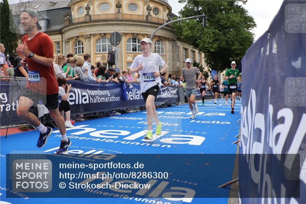 29.06.2025 - hella hamburg halbmarathon Strokosch-Dieckow http://msf.ph/oto/8286300 29.06.2025 10:48:07 Ziel 1086, 1914, 4324, 4601, 4711, 6377, 7599, 8916, 9544, 9626, 9638, 11211, 12685, 12706, 12724, 12747, 12808, 13570, 14192, 14814, 15590, 15629, 15973, 15981, 16094, 16149, 16269, 19127 meine-sportfotos.de