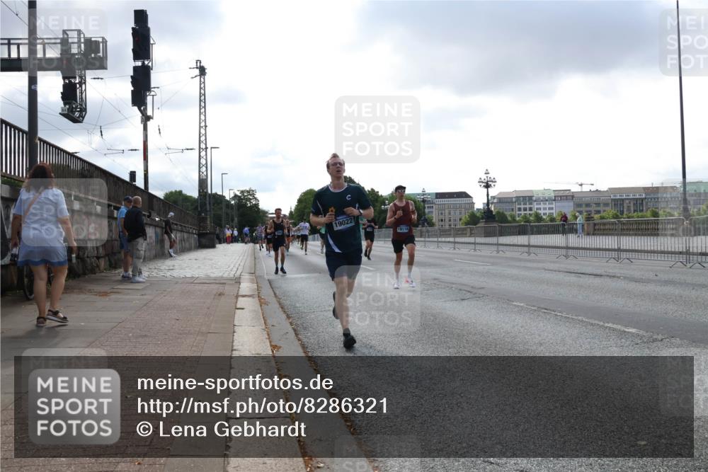 29.06.2025 - hella hamburg halbmarathon Lena Gebhardt http://msf.ph/oto/8286321 29.06.2025 09:45:56 Lombardsbrücke 19022, 19118, 1080, 1686, 1707, 1894, 2460, 2525, 2689, 3809, 4129, 4463, 4679, 4698, 4749, 4812, 5042, 5187, 5550, 6169, 6358, 6495, 6878, 7055, 7186, 7389, 7880, 7965, 8062, 8190, 9345, 10017, 10270, 10453, 10484, 10876, 11120, 11199, 11282, 11833, 12189, 12232, 12308, 12681, 12691, 12988, 13066, 13167, 13343, 13618, 13686, 13754, 14167, 14293, 15115, 15689, 16507, 16580, 17768 meine-sportfotos.de