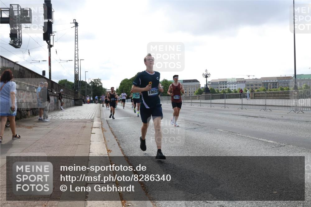 29.06.2025 - hella hamburg halbmarathon Lena Gebhardt http://msf.ph/oto/8286340 29.06.2025 09:45:57 Lombardsbrücke 19022, 19118, 1080, 1686, 1707, 1894, 2460, 2525, 2689, 3809, 3843, 4129, 4463, 4679, 4698, 4749, 4812, 5042, 5187, 5550, 6169, 6358, 6495, 6878, 7055, 7186, 7389, 7880, 7965, 8062, 8190, 9345, 10017, 10270, 10453, 10484, 10876, 11120, 11199, 11282, 11833, 12189, 12232, 12308, 12681, 12691, 12988, 13066, 13167, 13343, 13618, 13686, 13754, 14167, 14293, 15115, 15689, 16507, 16580, 17768 meine-sportfotos.de