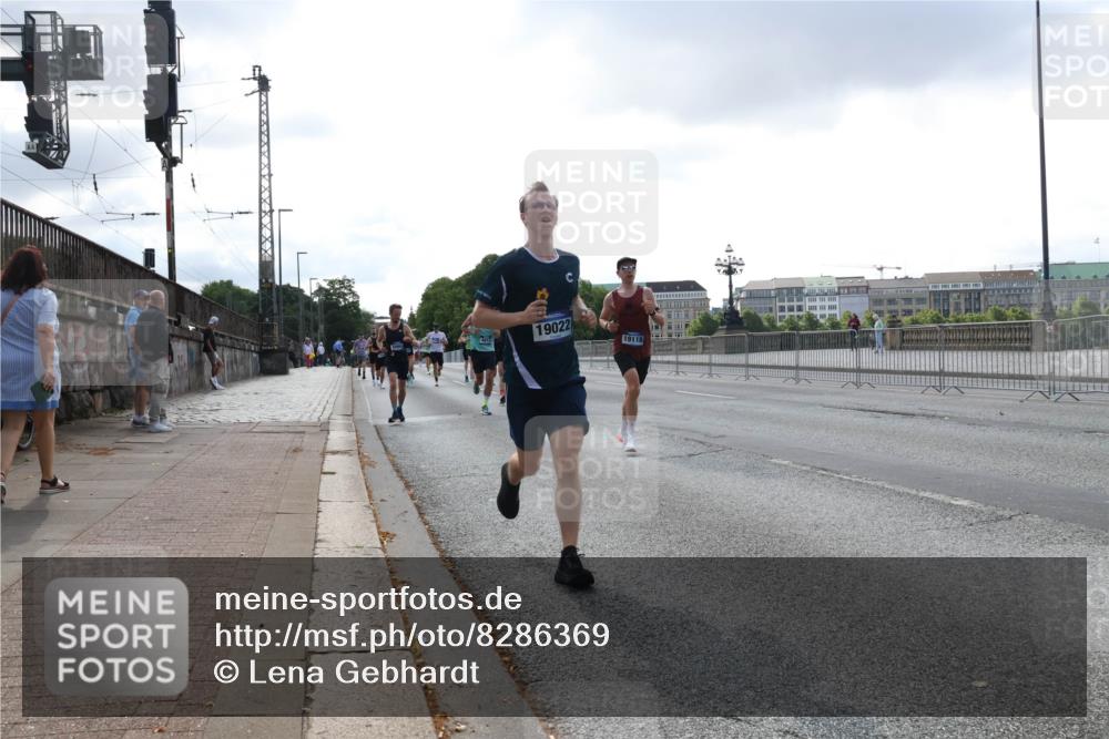 29.06.2025 - hella hamburg halbmarathon Lena Gebhardt http://msf.ph/oto/8286369 29.06.2025 09:45:57 Lombardsbrücke 19022, 19118, 1080, 1686, 1707, 1894, 2460, 2525, 2689, 3809, 3843, 4129, 4463, 4679, 4698, 4749, 4812, 5042, 5187, 5550, 6169, 6358, 6495, 6878, 7055, 7186, 7389, 7880, 7965, 8062, 8190, 9345, 10017, 10270, 10453, 10484, 10876, 11120, 11199, 11282, 11833, 12189, 12232, 12308, 12681, 12691, 12988, 13066, 13167, 13343, 13618, 13686, 13754, 14167, 14293, 15115, 15689, 16507, 16580, 17768 meine-sportfotos.de
