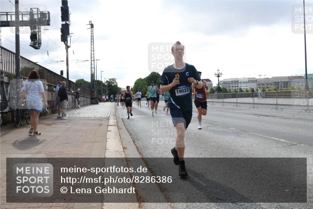 29.06.2025 - hella hamburg halbmarathon Lena Gebhardt http://msf.ph/oto/8286386 29.06.2025 09:45:57 Lombardsbrücke 4812, 19022, 19118, 1080, 1686, 1707, 1894, 2460, 2525, 2689, 3809, 3843, 4129, 4463, 4679, 4698, 4749, 4812, 5042, 5187, 5550, 6169, 6358, 6495, 6878, 7055, 7186, 7389, 7880, 7965, 8062, 8190, 9345, 10017, 10270, 10453, 10484, 10876, 11120, 11199, 11282, 11833, 12189, 12232, 12308, 12681, 12691, 12988, 13066, 13167, 13343, 13618, 13686, 13754, 14167, 14293, 15115, 15689, 16507, 16580, 17768 meine-sportfotos.de