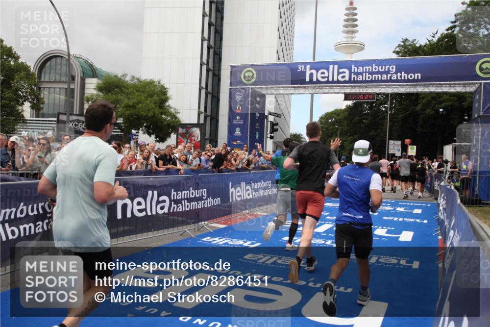 29.06.2025 - hella hamburg halbmarathon Michael Strokosch http://msf.ph/oto/8286451 29.06.2025 11:15:23 Ziel 1240, 1553, 4228, 6166, 6522, 6707, 8575, 9276, 10575, 11303, 11916, 13242, 13544, 15564, 15594, 15817, 15978, 16134 meine-sportfotos.de