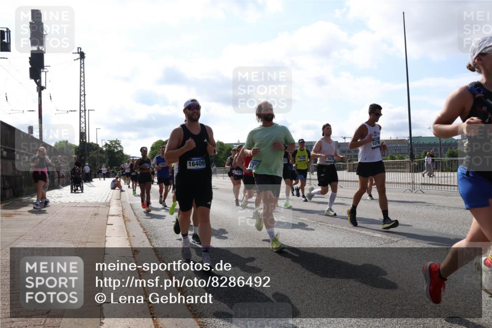 29.06.2025 - hella hamburg halbmarathon Lena Gebhardt http://msf.ph/oto/8286492 29.06.2025 09:58:26 Lombardsbrücke 16409, 11870, 16924, 6879, 1879, 1034, 1179, 1190, 1258, 1285, 1335, 1727, 1815, 2029, 2034, 2070, 2138, 2397, 2417, 2518, 2612, 2636, 2656, 2711, 2883, 2907, 3041, 3091, 3097, 3251, 3819, 3859, 4120, 4152, 4167, 4814, 4903, 5084, 5093, 5259, 5378, 5672, 5721, 5894, 6164, 6272, 6433, 6580, 6592, 6754, 6759, 6877, 6897, 7065, 7409, 7509, 7716, 7724, 7856, 7896, 8154, 8311, 8393, 8508, 8590, 8825, 9012, 9057, 9562, 9656, 10084 meine-sportfotos.de