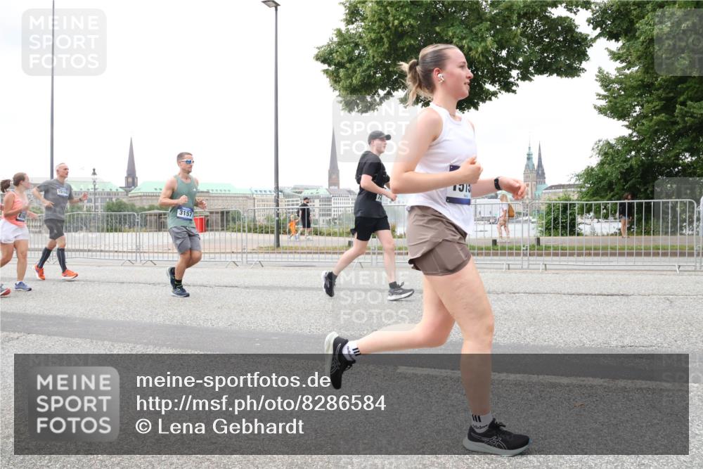 29.06.2025 - hella hamburg halbmarathon Lena Gebhardt http://msf.ph/oto/8286584 29.06.2025 10:55:26 Lombardsbrücke 15160, 3157, 1013, 1616, 1873, 1917, 2090, 2452, 3101, 3115, 3157, 3244, 3274, 3577, 4039, 4628, 5040, 5220, 5222, 5483, 5487, 5575, 6395, 6396, 6944, 7219, 7238, 7548, 7680, 7766, 8403, 8519, 8527, 8626, 9614, 9618, 9857, 9858, 9956, 10094, 10109, 10458, 10559, 10593, 10686, 10885, 11109, 11737, 11788, 11908, 12147, 12148, 12695, 12902, 13098, 13230, 13548, 13979, 13980, 14515, 14727, 15152, 15160, 16385 meine-sportfotos.de