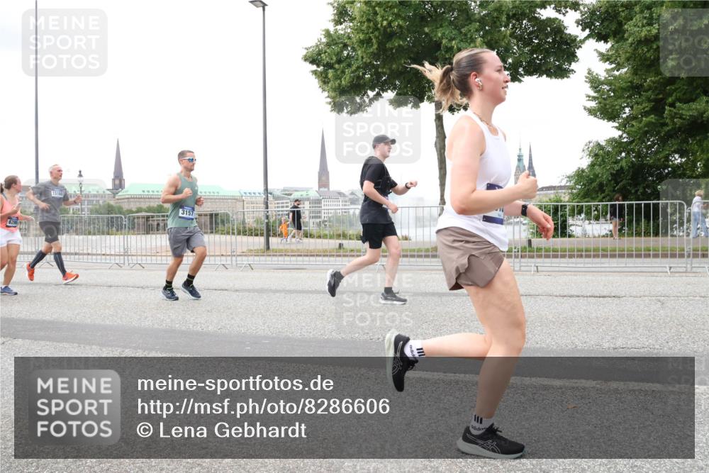 29.06.2025 - hella hamburg halbmarathon Lena Gebhardt http://msf.ph/oto/8286606 29.06.2025 10:55:26 Lombardsbrücke 6396, 15160, 3157, 1013, 1616, 1873, 1917, 2090, 2452, 3101, 3115, 3157, 3244, 3274, 3577, 4039, 4628, 5040, 5220, 5222, 5483, 5487, 5575, 6395, 6396, 6944, 7219, 7238, 7548, 7680, 7766, 8403, 8519, 8527, 8626, 9614, 9618, 9857, 9858, 9956, 10094, 10109, 10458, 10559, 10593, 10686, 10885, 11109, 11737, 11788, 11908, 12147, 12148, 12695, 12902, 13098, 13230, 13548, 13979, 13980, 14515, 14727, 15152, 15160, 16385 meine-sportfotos.de