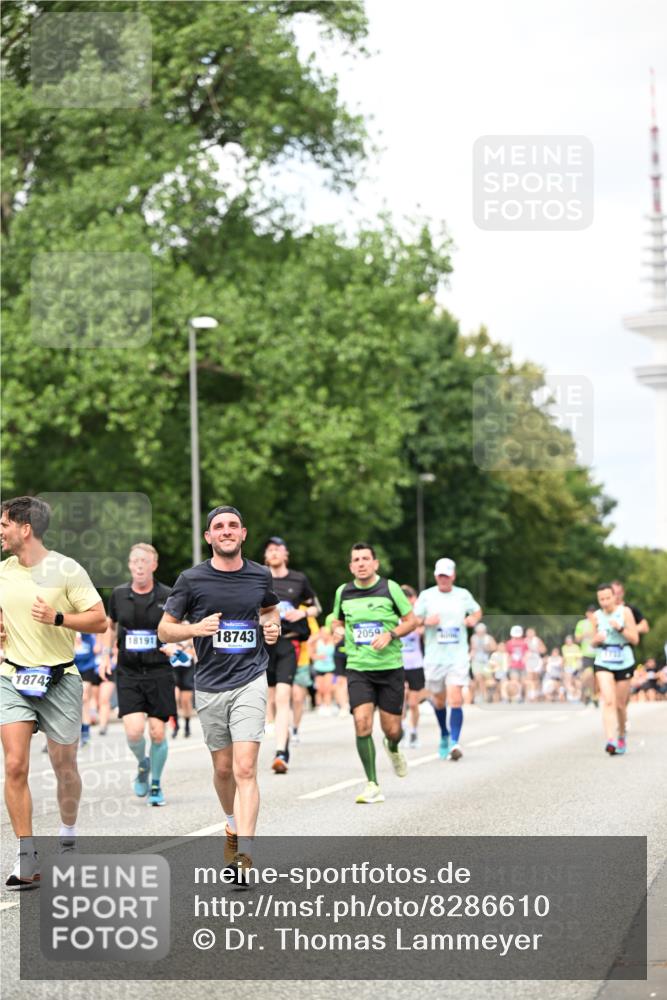 29.06.2025 - hella hamburg halbmarathon Dr. Thomas Lammeyer http://msf.ph/oto/8286610 29.06.2025 10:37:06 Kennedybrücke 1078, 1199, 1237, 1373, 1647, 1732, 1879, 2059, 2384, 2838, 2959, 3221, 3391, 3422, 3653, 3660, 3670, 3708, 4030, 4096, 4446, 4555, 5110, 5156, 5581, 6861, 7135, 7749, 7750, 8170, 8175, 8595, 8839, 9034, 9289, 9471, 9542, 9768, 9780, 9812, 10002, 10770 meine-sportfotos.de