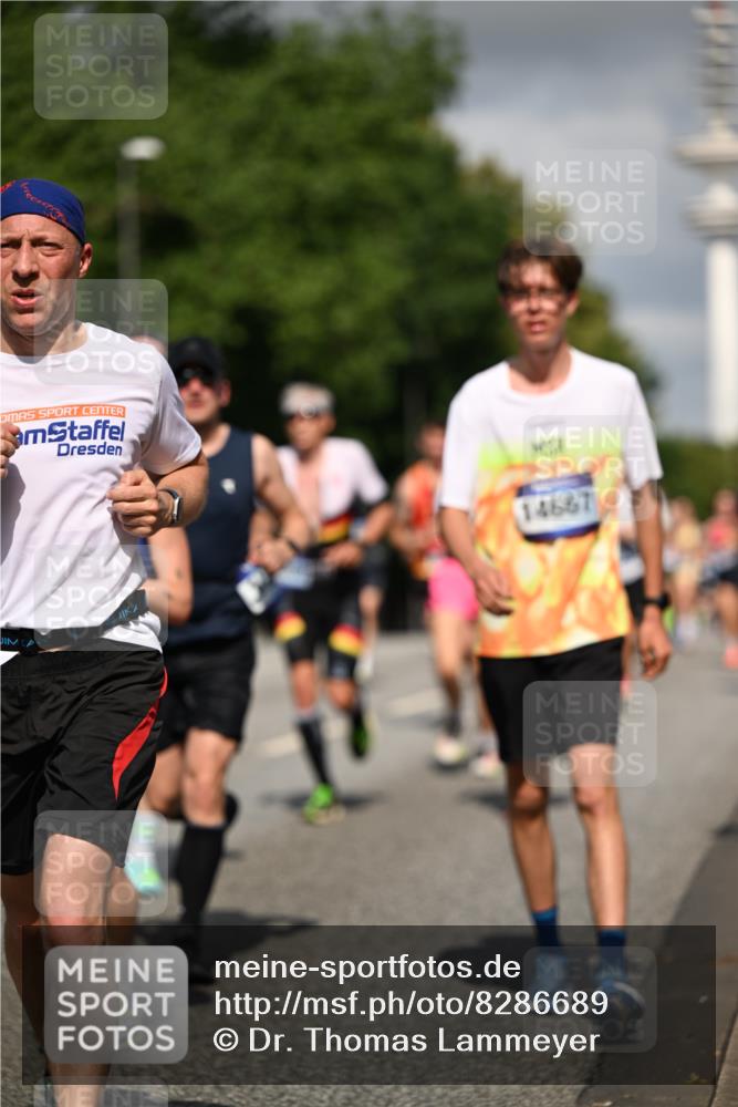 29.06.2025 - hella hamburg halbmarathon Dr. Thomas Lammeyer http://msf.ph/oto/8286689 29.06.2025 09:53:19 Kennedybrücke 1343, 1445, 1800, 1975, 2324, 2573, 2949, 3136, 3282, 3431, 4303, 4425, 5248, 5889, 6123, 6682, 7495, 7796, 8370, 8465, 8925, 9264, 9265, 9296, 9914, 10930 meine-sportfotos.de