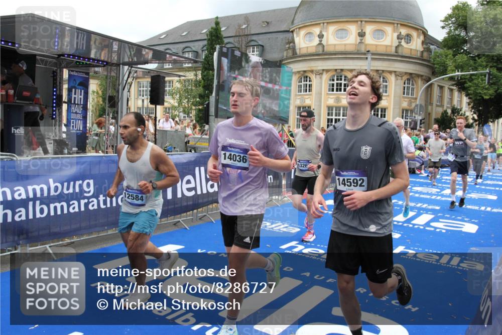 29.06.2025 - hella hamburg halbmarathon Michael Strokosch http://msf.ph/oto/8286727 29.06.2025 10:55:37 Ziel 2982, 3037, 5319, 6591, 8573, 11554, 11568, 12196, 12515, 12544, 12584, 13267, 14036, 14592, 16110, 16334, 16609, 17615 meine-sportfotos.de