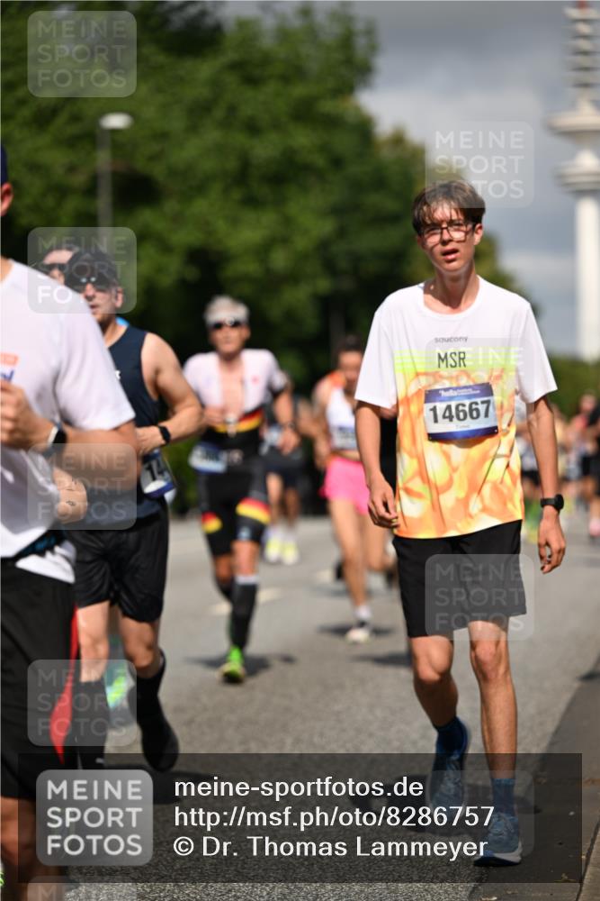 29.06.2025 - hella hamburg halbmarathon Dr. Thomas Lammeyer http://msf.ph/oto/8286757 29.06.2025 09:53:20 Kennedybrücke 1343, 1445, 1615, 1800, 1975, 2324, 2573, 2949, 3136, 3282, 3431, 4303, 4425, 5248, 5889, 6123, 6682, 7495, 7796, 8370, 8465, 8925, 9264, 9265, 9296, 9914, 10930 meine-sportfotos.de