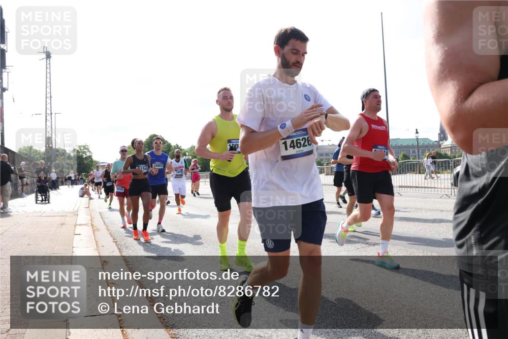 29.06.2025 - hella hamburg halbmarathon Lena Gebhardt http://msf.ph/oto/8286782 29.06.2025 09:58:27 Lombardsbrücke 2656, 18867, 154, 190, 14626, 1034, 1179, 1190, 1258, 1285, 1335, 1727, 1815, 2029, 2034, 2070, 2138, 2417, 2518, 2636, 2656, 2711, 2883, 2907, 3041, 3091, 3097, 3819, 3859, 4120, 4152, 4167, 4814, 4903, 5084, 5093, 5259, 5378, 5672, 5721, 5894, 6164, 6272, 6433, 6580, 6592, 6754, 6759, 6877, 6897, 7065, 7409, 7509, 7716, 7724, 7856, 7896, 8154, 8311, 8393, 8508, 8590, 8825, 9012, 9057, 9562, 9656, 10084 meine-sportfotos.de