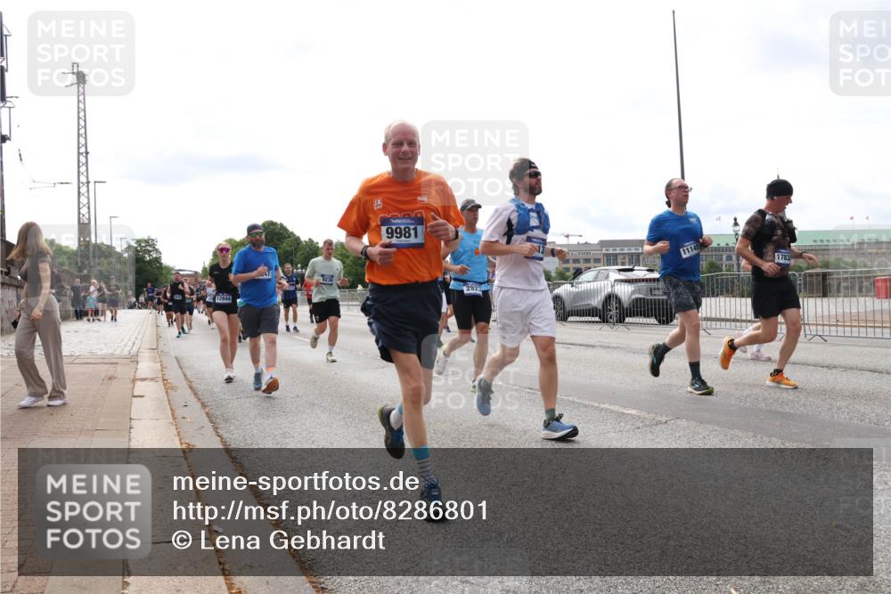 29.06.2025 - hella hamburg halbmarathon Lena Gebhardt http://msf.ph/oto/8286801 29.06.2025 10:20:56 Lombardsbrücke 12844, 20, 9981, 2923, 11145, 1783, 1011, 1028, 1266, 1471, 1658, 2053, 2101, 2325, 2383, 2834, 2923, 2945, 2956, 2986, 3161, 3247, 3453, 3733, 3781, 3813, 4082, 4166, 4288, 4350, 4422, 4754, 4869, 5041, 5061, 5181, 5625, 5767, 6275, 6308, 6608, 7228, 7608, 8113, 8724, 8726, 8940, 9005, 9011, 9108, 9236, 9501, 9722, 9981, 10050, 10350, 10585, 10602, 10613, 10647, 11100, 11145, 11603, 11698, 11995, 12175, 12694, 12844, 13057, 13508 meine-sportfotos.de