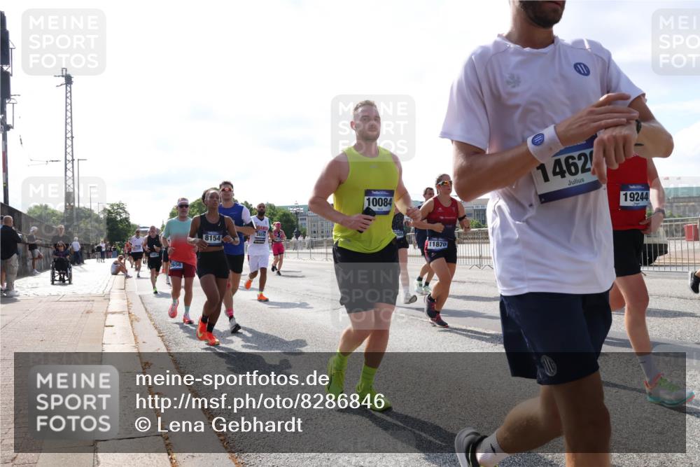 29.06.2025 - hella hamburg halbmarathon Lena Gebhardt http://msf.ph/oto/8286846 29.06.2025 09:58:28 Lombardsbrücke 2656, 8154, 10084, 11870, 1462, 19244, 1034, 1179, 1190, 1258, 1285, 1335, 1727, 1815, 1946, 1951, 2029, 2034, 2070, 2138, 2417, 2518, 2636, 2656, 2711, 2840, 2883, 2907, 3041, 3091, 3097, 3819, 3859, 4120, 4152, 4167, 4814, 4903, 5077, 5084, 5093, 5259, 5378, 5672, 5721, 5894, 6164, 6272, 6433, 6592, 6754, 6759, 6877, 6897, 7065, 7082, 7409, 7509, 7716, 7724, 7856, 7896, 8154, 8311, 8393, 8508, 8590, 8825, 9012, 9057, 9562, 9656, 10084 meine-sportfotos.de