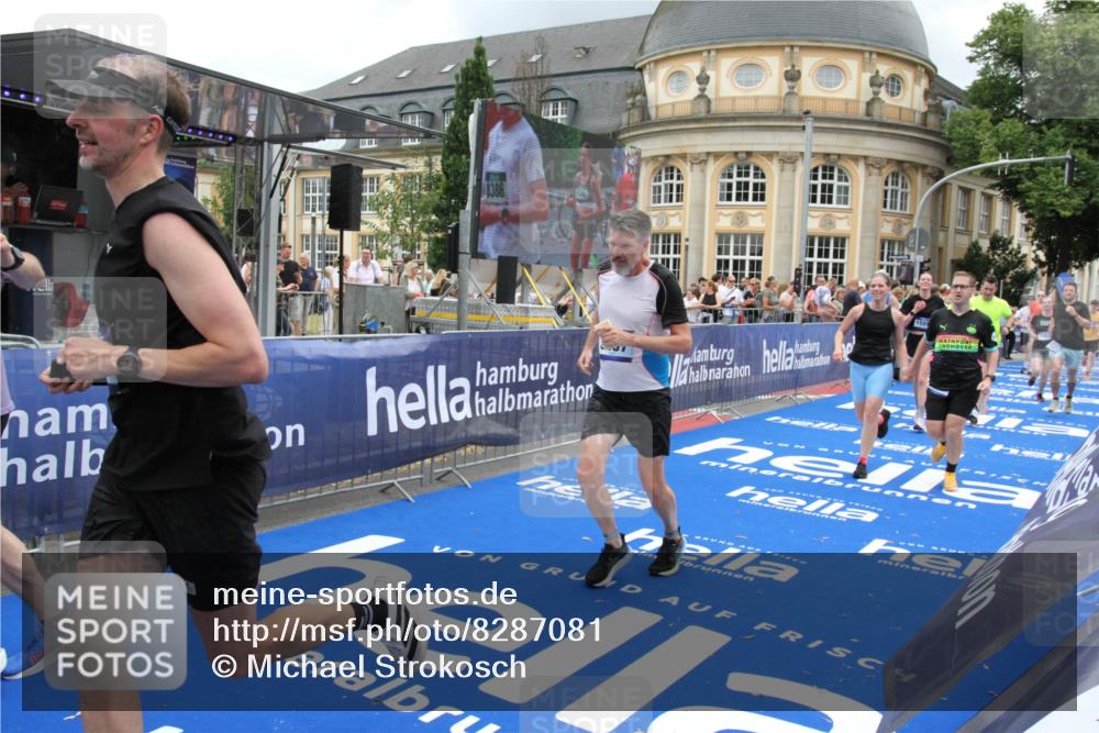 29.06.2025 - hella hamburg halbmarathon Michael Strokosch http://msf.ph/oto/8287081 29.06.2025 10:55:42 Ziel 1120, 1143, 1834, 2955, 2982, 3037, 4897, 6924, 8255, 8573, 8618, 10212, 11039, 11568, 12196, 12483, 12515, 14909, 15896, 16110, 17615, 18064, 18190 meine-sportfotos.de