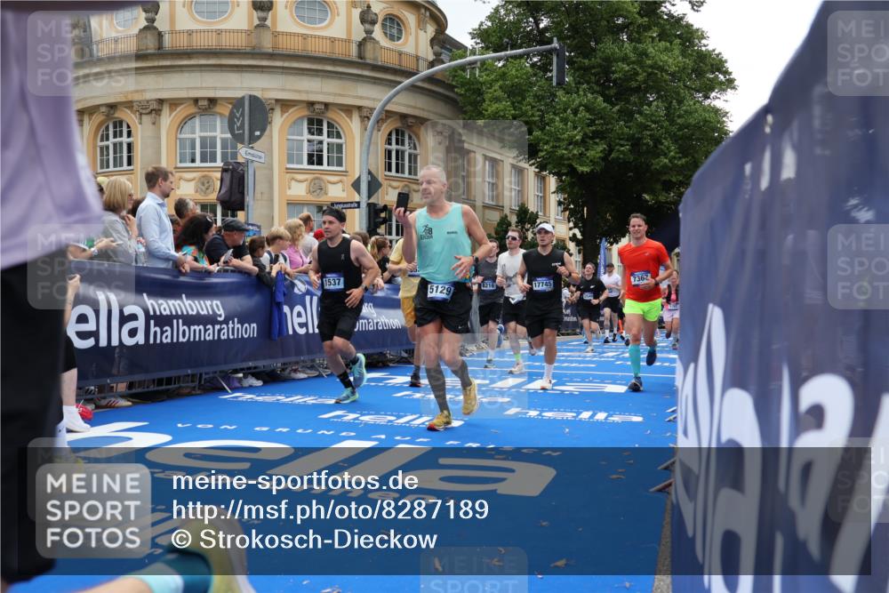 29.06.2025 - hella hamburg halbmarathon Strokosch-Dieckow http://msf.ph/oto/8287189 29.06.2025 10:48:22 Ziel 1537, 3747, 5129, 5362, 5528, 6081, 6923, 7367, 8216, 9262, 9770, 11451, 11467, 12149, 12549, 12690, 12840, 13962, 14033, 14797, 14990, 15735, 17395, 17745, 17855, 17982, 18790, 18923, 18963 meine-sportfotos.de