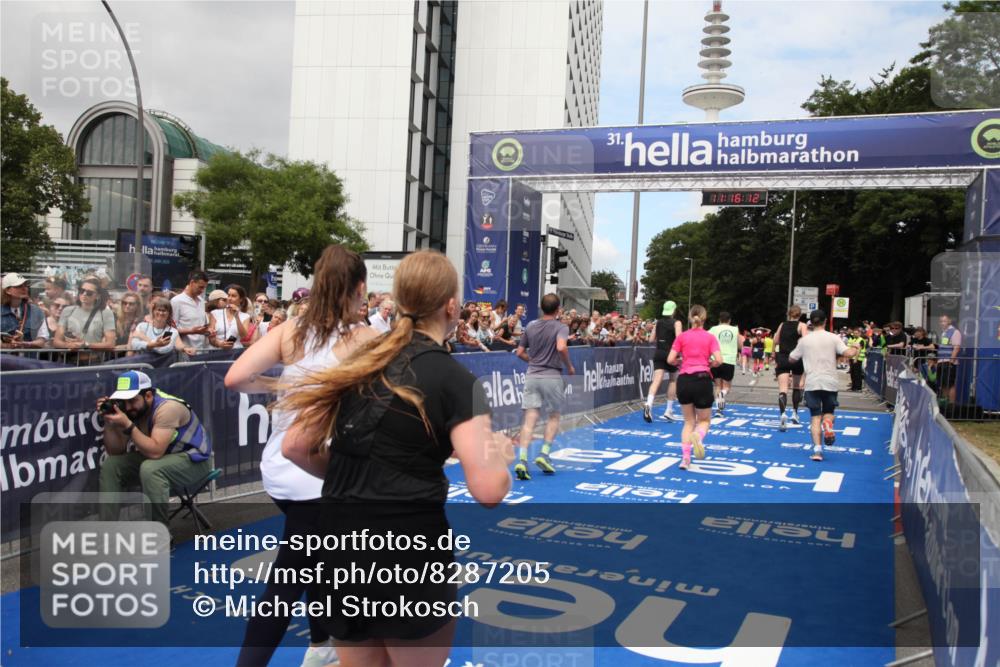 29.06.2025 - hella hamburg halbmarathon Michael Strokosch http://msf.ph/oto/8287205 29.06.2025 11:16:11 Ziel 1599, 2165, 5449, 5981, 7058, 7094, 8090, 9891, 13341, 13821, 14195, 14898, 16159, 17717, 19248 meine-sportfotos.de