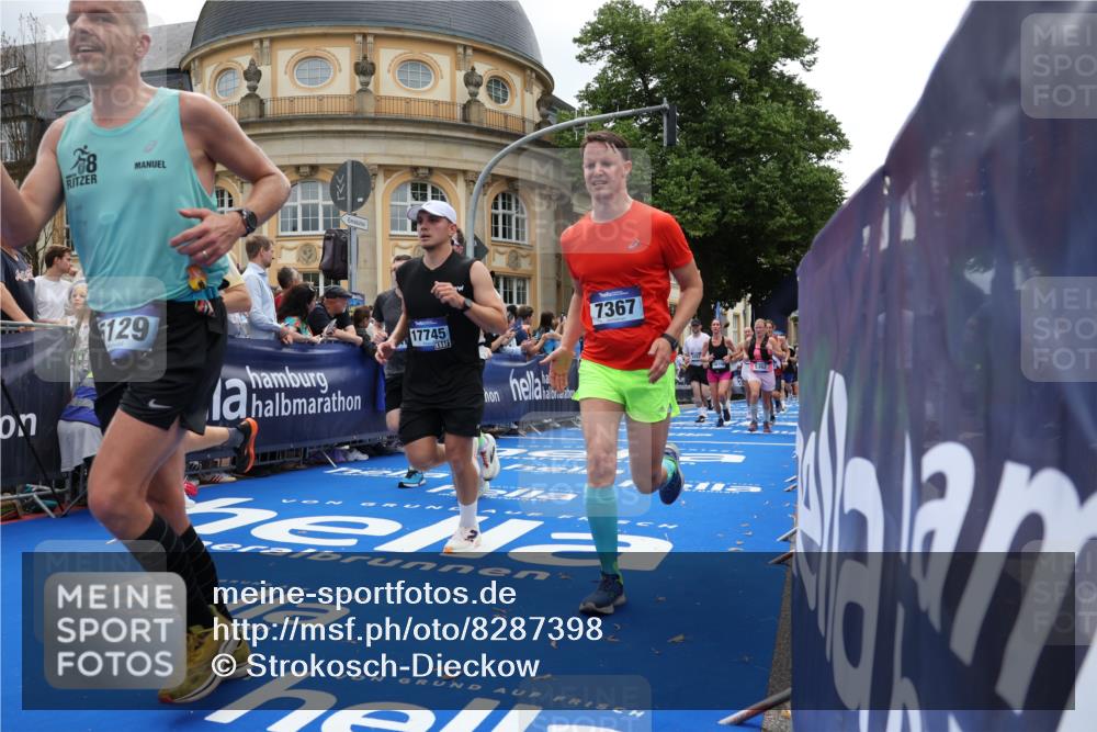 29.06.2025 - hella hamburg halbmarathon Strokosch-Dieckow http://msf.ph/oto/8287398 29.06.2025 10:48:24 Ziel 1537, 3747, 5129, 5362, 5528, 6081, 6923, 7367, 8216, 9262, 9770, 10000, 10860, 11451, 11467, 12149, 12549, 12690, 12840, 13962, 14033, 14990, 15735, 15808, 15917, 17395, 17745, 17855, 17982, 18251, 18790, 18923 meine-sportfotos.de
