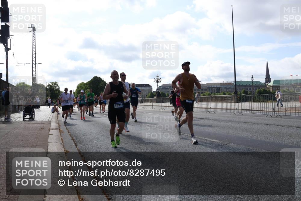 29.06.2025 - hella hamburg halbmarathon Lena Gebhardt http://msf.ph/oto/8287495 29.06.2025 09:58:31 Lombardsbrücke 15914, 8393, 14845, 1034, 1179, 1190, 1285, 1727, 1815, 1946, 1951, 2029, 2034, 2070, 2138, 2417, 2518, 2636, 2656, 2711, 2840, 2883, 2907, 3041, 3097, 3819, 3859, 3952, 4120, 4152, 4167, 4814, 4903, 5077, 5084, 5093, 5259, 5378, 5721, 5894, 6164, 6272, 6433, 6592, 6657, 6754, 6759, 6877, 6897, 7082, 7369, 7409, 7509, 7716, 7724, 7856, 7896, 8154, 8311, 8322, 8393, 8508, 8590, 8639, 8825, 9012, 9057, 9562, 9656, 10084 meine-sportfotos.de